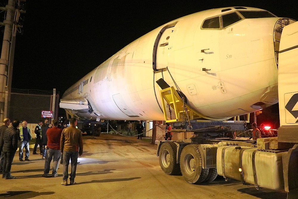 Antalya'da yolcu uçağı şehirlerarası yolda okula götürüldü