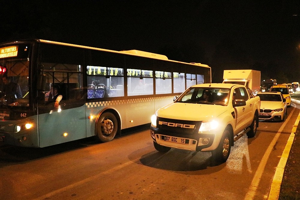 Antalya'da yolcu uçağı şehirlerarası yolda okula götürüldü