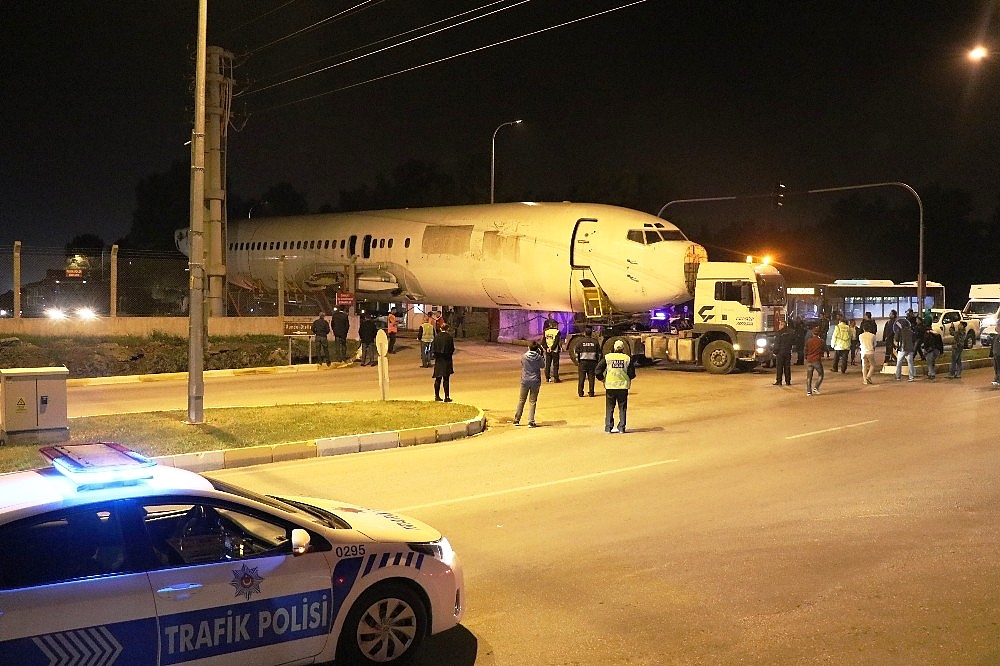 Antalya'da yolcu uçağı şehirlerarası yolda okula götürüldü