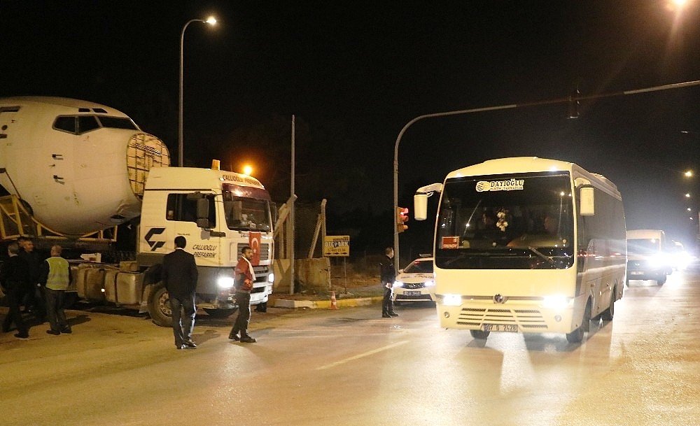 Antalya'da yolcu uçağı şehirlerarası yolda okula götürüldü