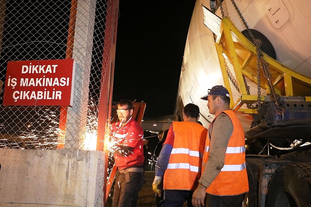 Antalya'da yolcu uçağı şehirlerarası yolda okula götürüldü