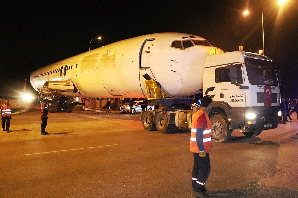 Antalya'da yolcu uçağı şehirlerarası yolda okula götürüldü