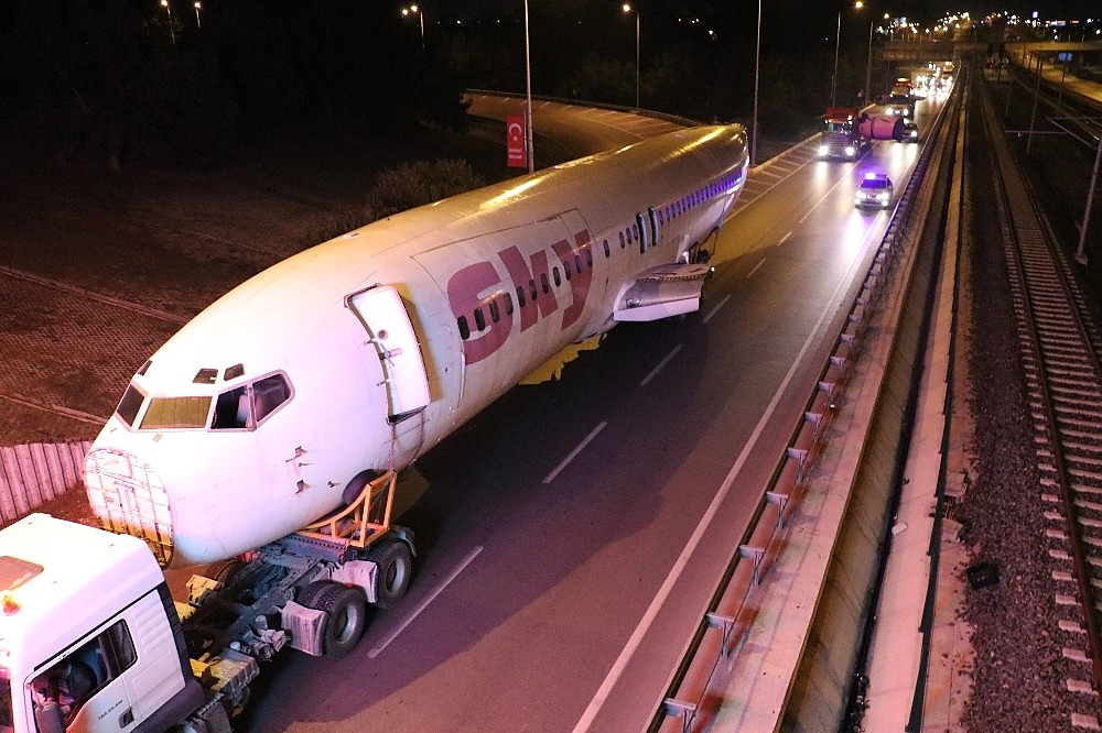 Antalya'da yolcu uçağı şehirlerarası yolda okula götürüldü