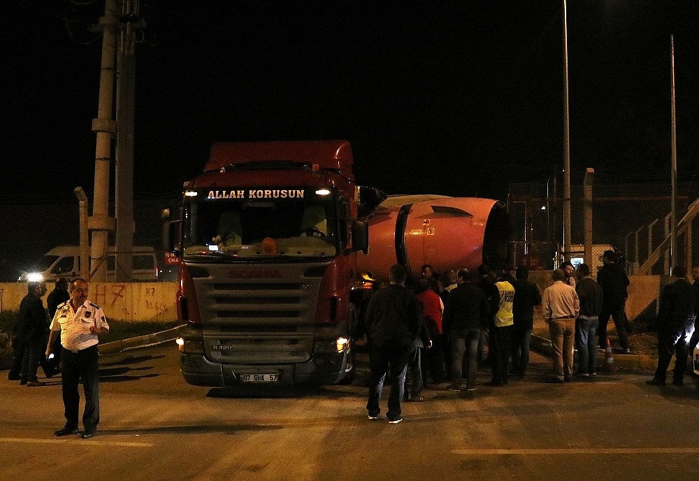 Antalya'da yolcu uçağı şehirlerarası yolda okula götürüldü