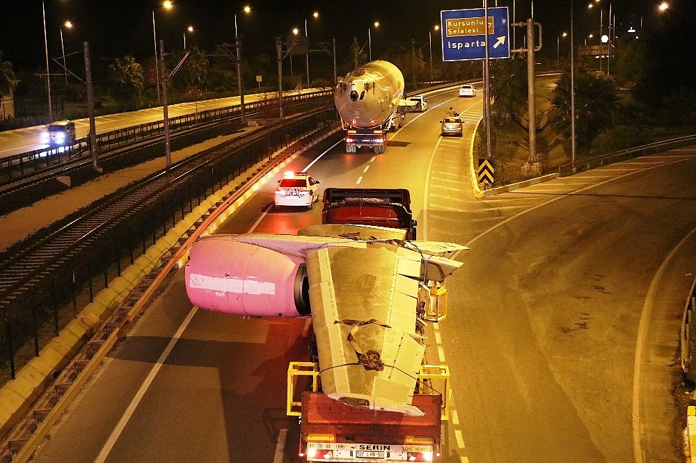 Antalya'da yolcu uçağı şehirlerarası yolda okula götürüldü