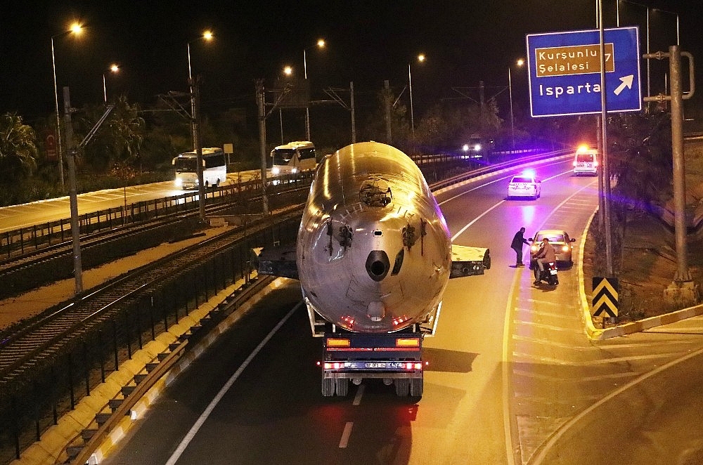 Antalya'da yolcu uçağı şehirlerarası yolda okula götürüldü