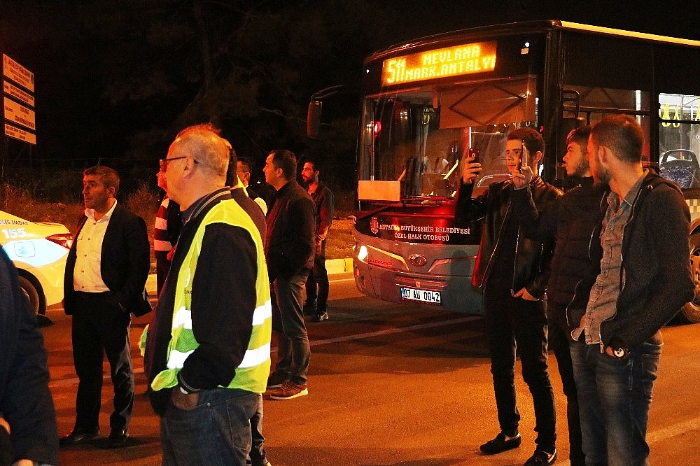 Antalya'da yolcu uçağı şehirlerarası yolda okula götürüldü