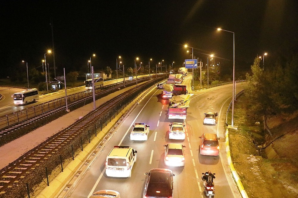 Antalya'da yolcu uçağı şehirlerarası yolda okula götürüldü