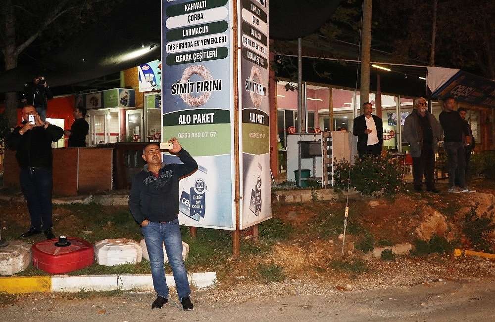 Antalya'da yolcu uçağı şehirlerarası yolda okula götürüldü