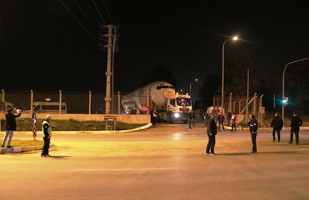 Antalya'da yolcu uçağı şehirlerarası yolda okula götürüldü