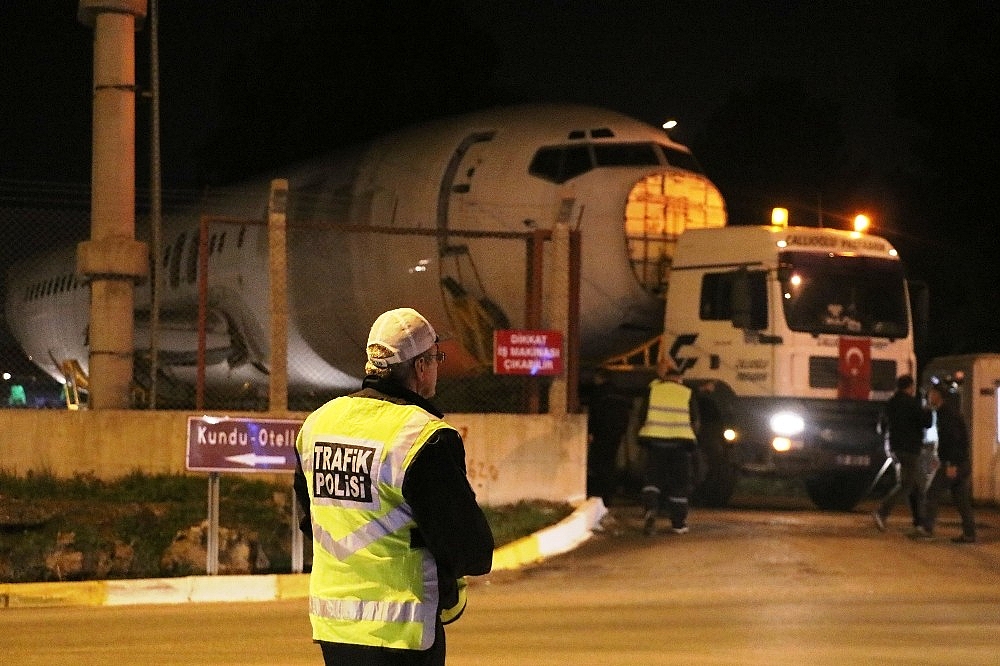 Antalya'da yolcu uçağı şehirlerarası yolda okula götürüldü