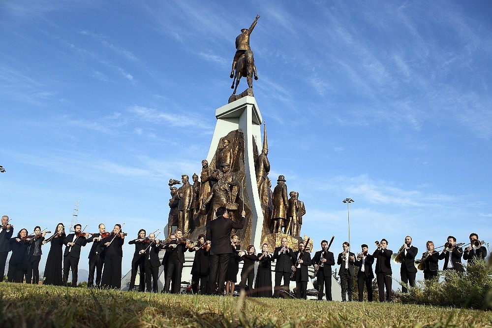Atatürk Anıtı önünde senfonili anma töreni
