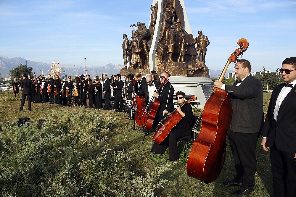 Atatürk Anıtı önünde senfonili anma töreni
