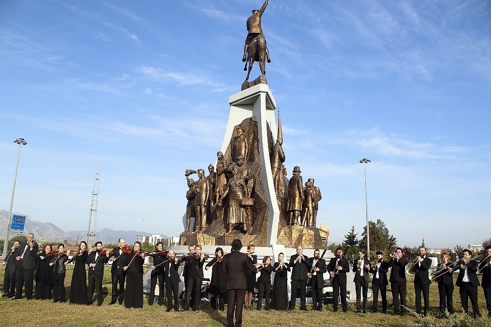 Atatürk Anıtı önünde senfonili anma töreni