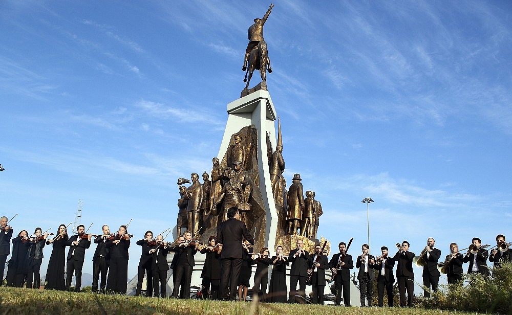 Atatürk Anıtı önünde senfonili anma töreni