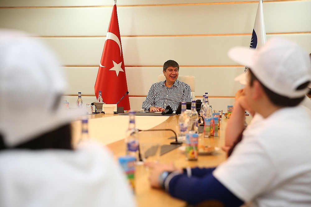 Başkan Türel Bitlisli çocukları ağırladı