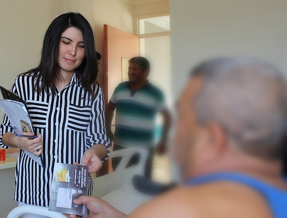 Büyükşehir Kumluca'da 'Sosyal Kart' dağıttı
