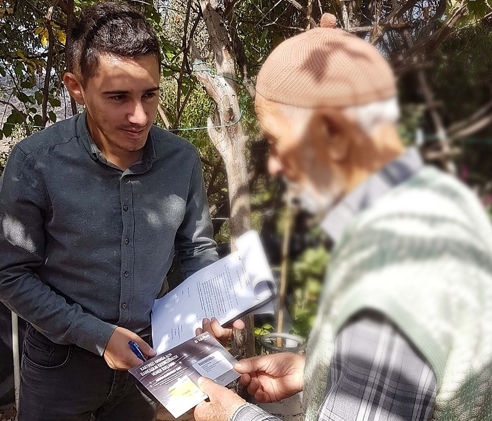 Büyükşehir Kumluca'da 'Sosyal Kart' dağıttı