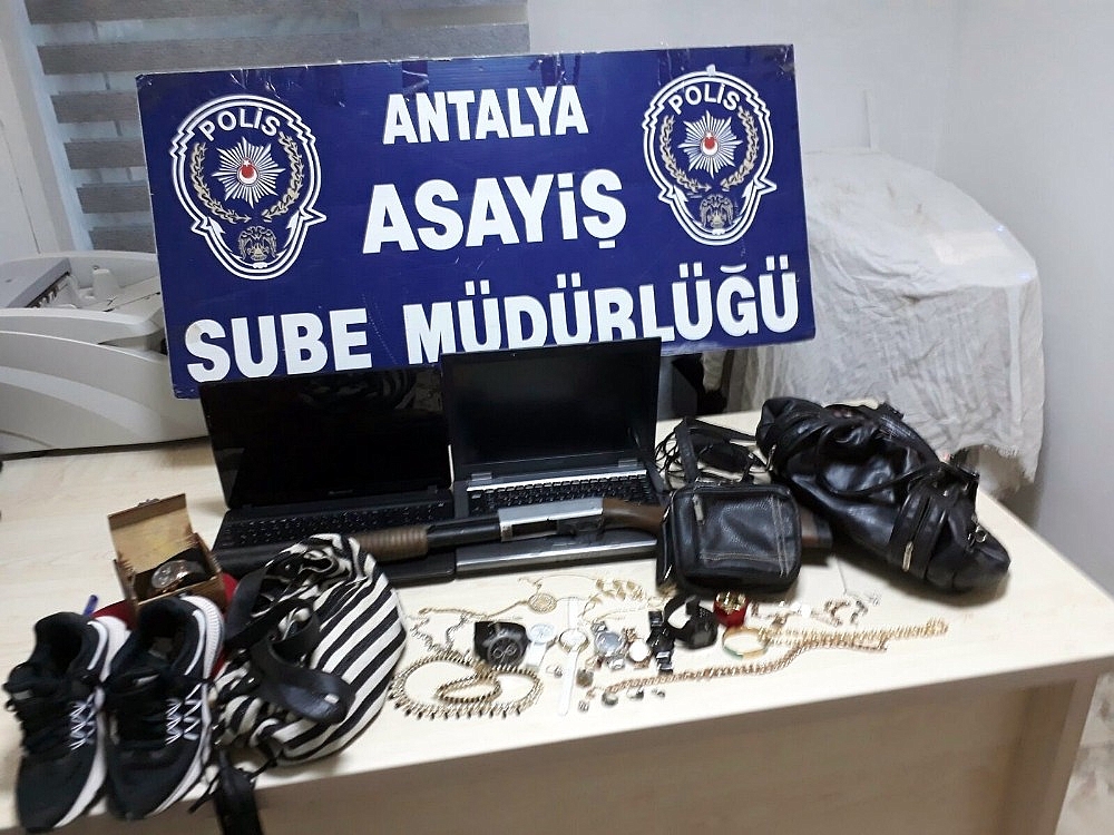 Evlere girip ziynet eşyalarını çalan çete yakalandı!