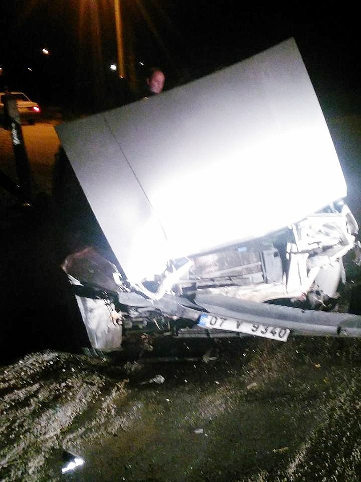 Finike'de çarpışan otomobillerden biri kanala uçtu: 3 yaralı