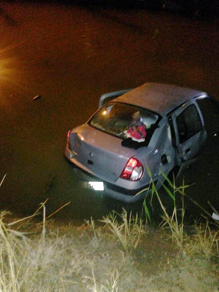 Finike'de çarpışan otomobillerden biri kanala uçtu: 3 yaralı