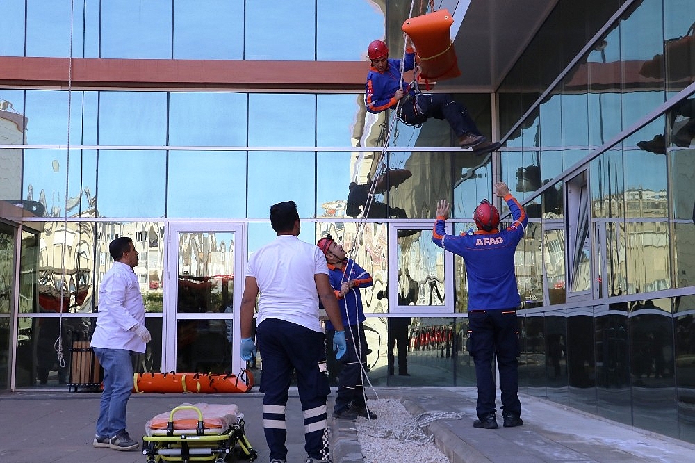 Hastanede gerçeğini aratmayan yangın tatbikatı! (Videolu)