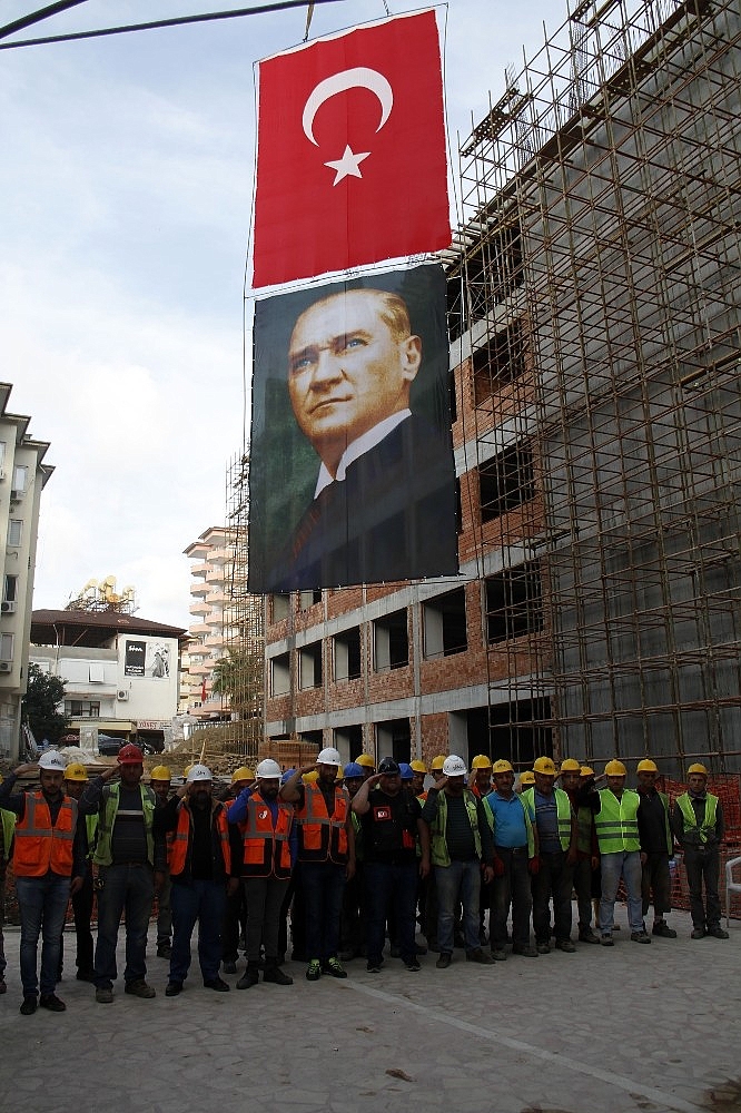 İnşaat işçileri Mustafa Kemal Atatürk'ü saygıyla andı