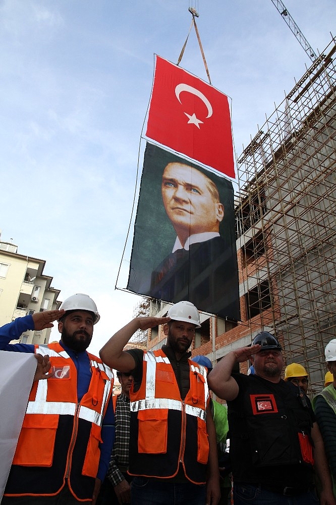 İnşaat işçileri Mustafa Kemal Atatürk'ü saygıyla andı