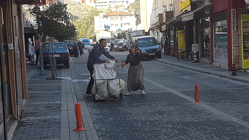 Kağıt toplama aracını başkasında gördü, ortalığı birbirine kattı (videolu)