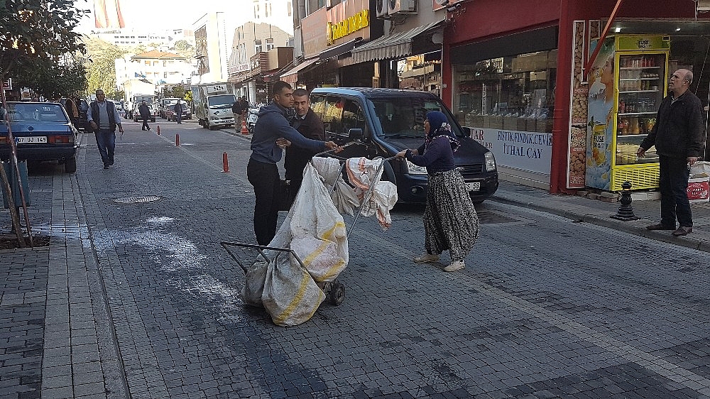 Kağıt toplama aracını başkasında gördü, ortalığı birbirine kattı (videolu)