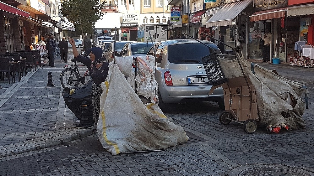 Kağıt toplama aracını başkasında gördü, ortalığı birbirine kattı (videolu)