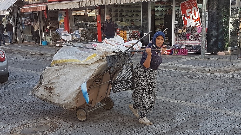 Kağıt toplama aracını başkasında gördü, ortalığı birbirine kattı (videolu)