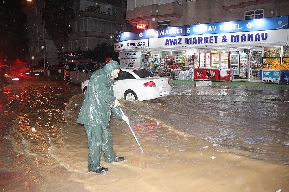 Manavgat yağmura teslim oldu, 15 günlük buzağı iş makinesiyle kurtarıldı!