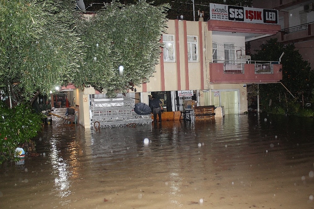 Manavgat yağmura teslim oldu, 15 günlük buzağı iş makinesiyle kurtarıldı!