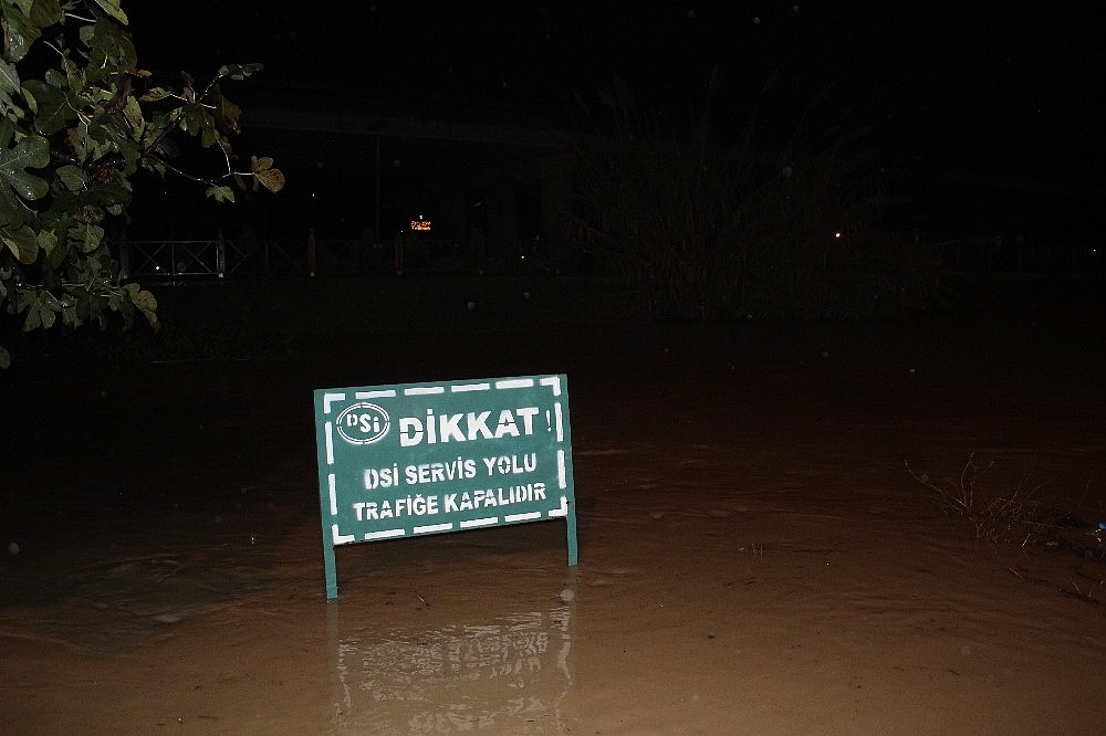 Manavgat yağmura teslim oldu, 15 günlük buzağı iş makinesiyle kurtarıldı!