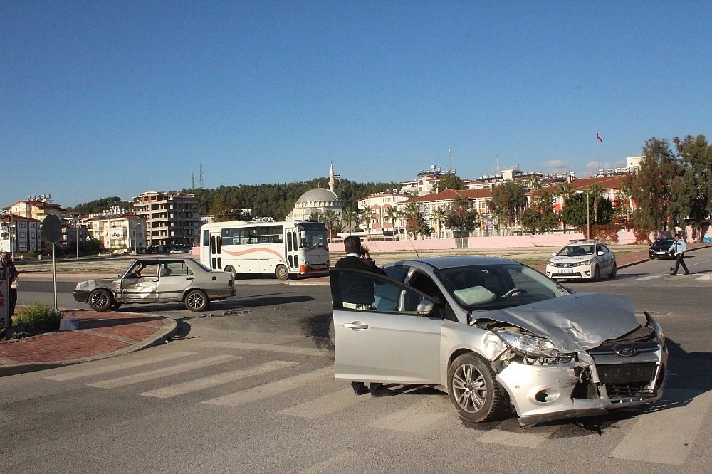 Manavgat'ta trafik kazası: 2 yaralı!