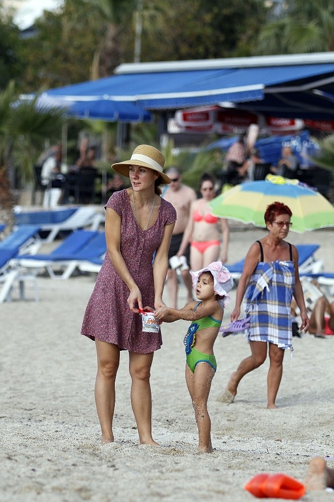 Memlekette kar, Alanya'da deniz keyfi