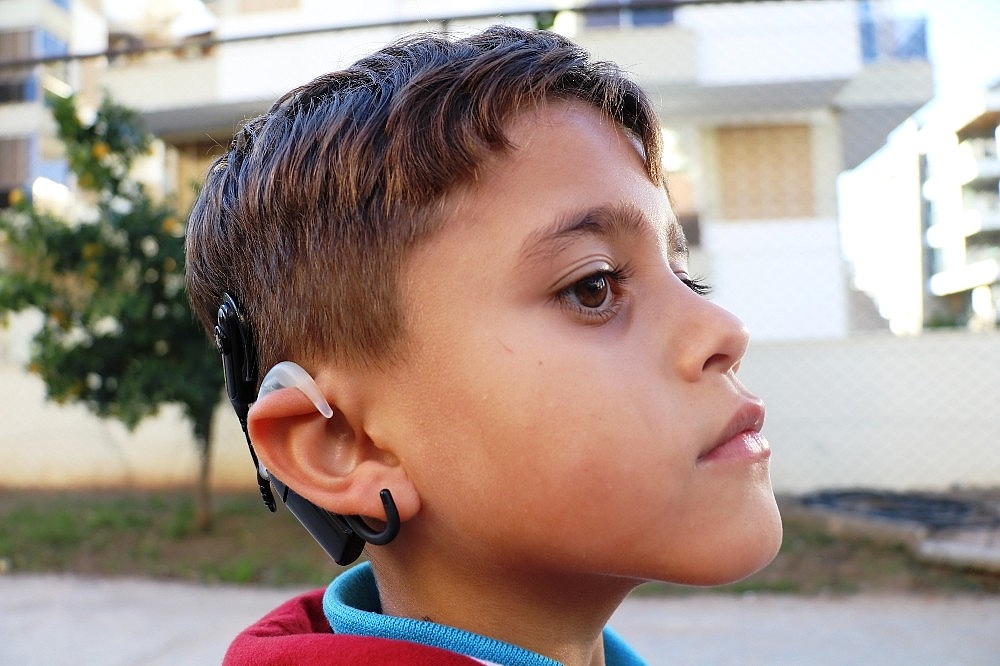 Minik Efe, ilk defa 2 kulağıyla duymaya başladı