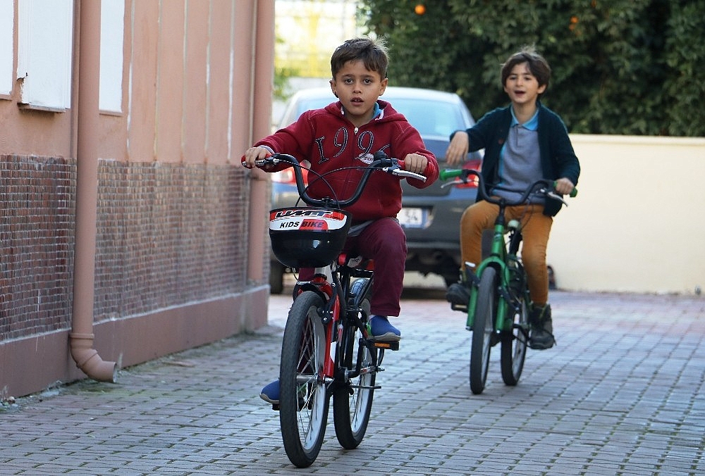 Minik Efe, ilk defa 2 kulağıyla duymaya başladı