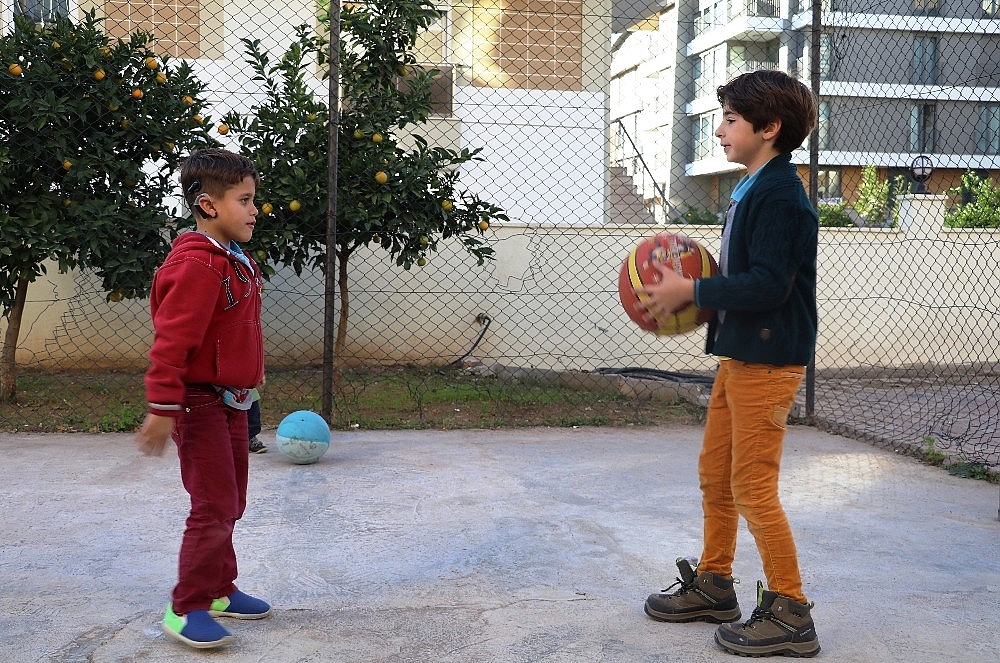Minik Efe, ilk defa 2 kulağıyla duymaya başladı
