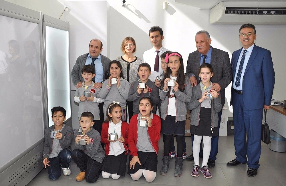 Öğrenciler kumbaralarındaki paraları LÖSEV'e bağışladı