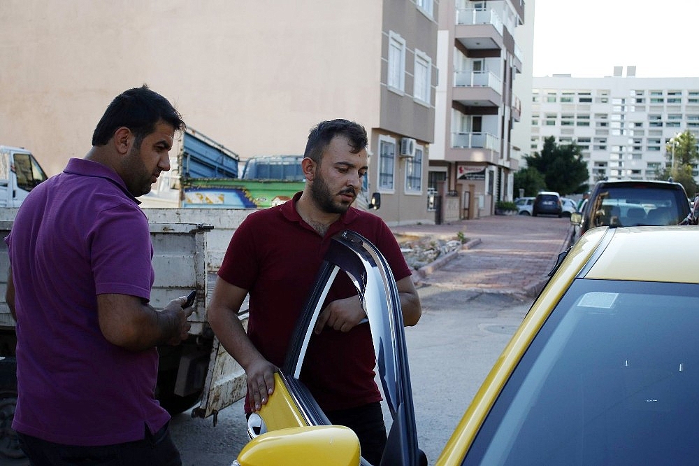 Oğullarının gasp ettiği taksiciyi şikayetçi olması için ikna ettiler