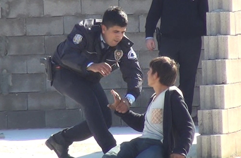 Polis, intiharın eşiğinden son anda aldı! (Videolu)