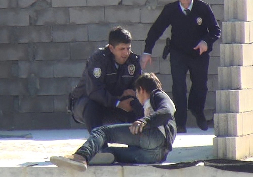 Polis, intiharın eşiğinden son anda aldı! (Videolu)