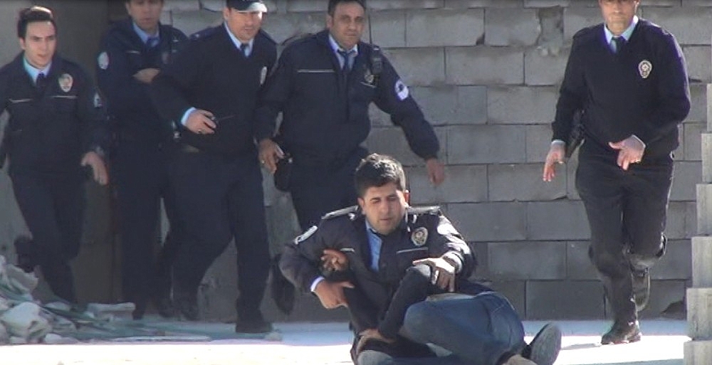 Polis, intiharın eşiğinden son anda aldı! (Videolu)