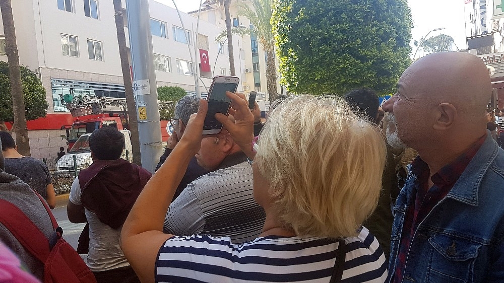 Polis, intiharın eşiğinden son anda aldı! (Videolu)