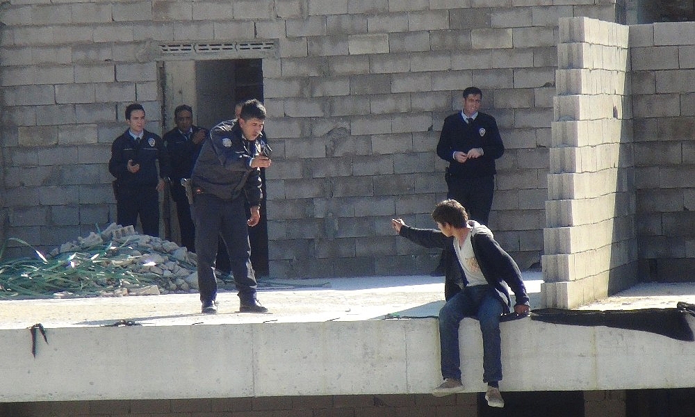 Polis, intiharın eşiğinden son anda aldı! (Videolu)