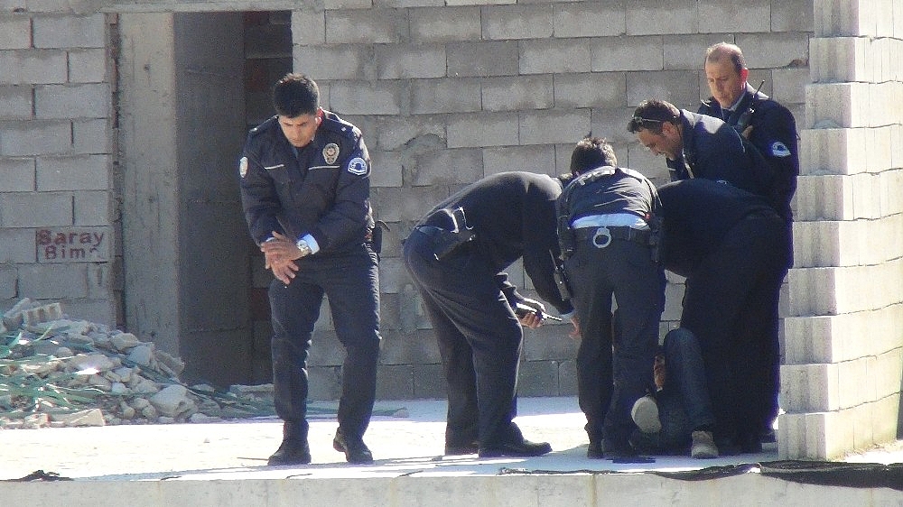 Polis, intiharın eşiğinden son anda aldı! (Videolu)