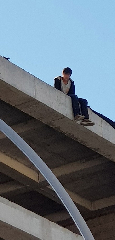 Polis, intiharın eşiğinden son anda aldı! (Videolu)