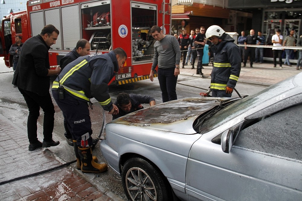 Seyir halindeki LPG'li otomobil yandı!
